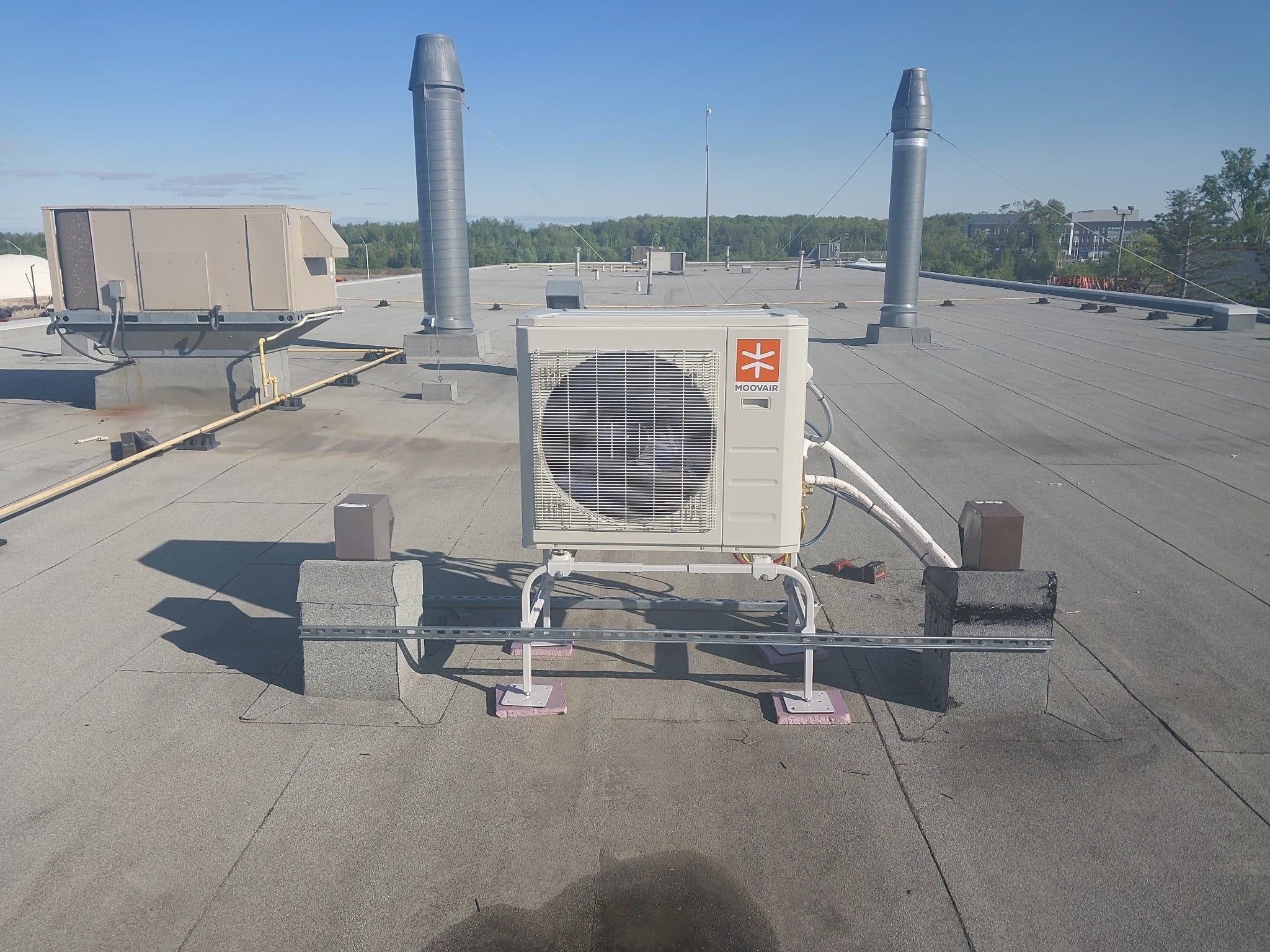 Moovair rooftop heat pump installed by AirZone