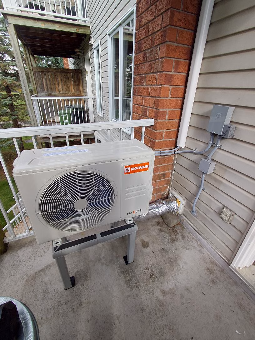 Slim Moovair Maelys side-discharge air conditioner installed on the balcony in Hunt Club